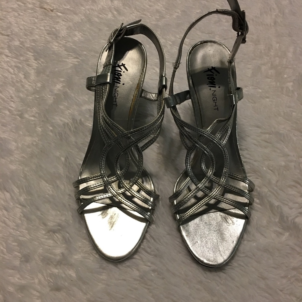 Silver Heels - Picture 7 of 8